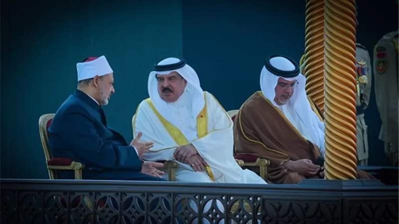 ملك البحرين و شيخ الازهر الشريف يؤديان صلاة الجمعة بمسجد قصر الصخير