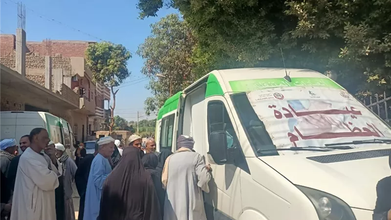 الكشف على ١٢٣١ مواطن بقافلة طبية مجانية بقرية الشاورية في قنا..صور
