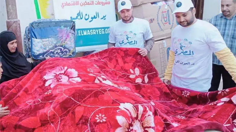 قوافل لتوزيع وجبات غذائية وبطاطين فاخرة على الاسر الاولي بالرعاية