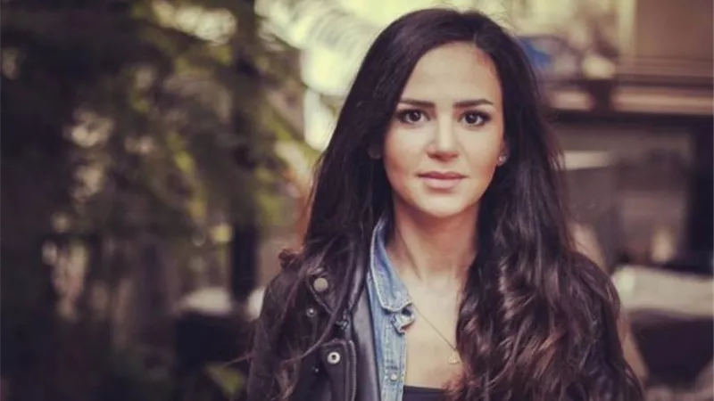 ركين سعد تشارك متابعيها صورا من كواليس مسلسل بدم بارد