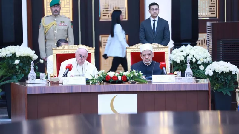 شيخ الأزهر يحذِّر من دعوات الانفلات الأخلاقي
