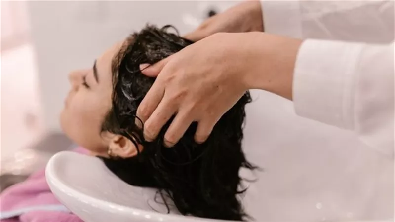 غسل الشعر فى صالون التجميل قد يسبب السكتة الدماغية
