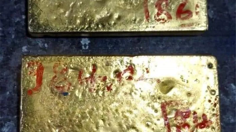 القبض على سائق بحوزته 2 سبيكة ذهبية إخفاها داخل حذائه بميناء السلوم