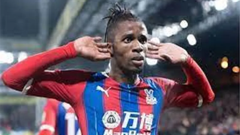 برشلونة ويوفنتوس انضما إلى سباق التعاقد مع نجم كريستال بالاس