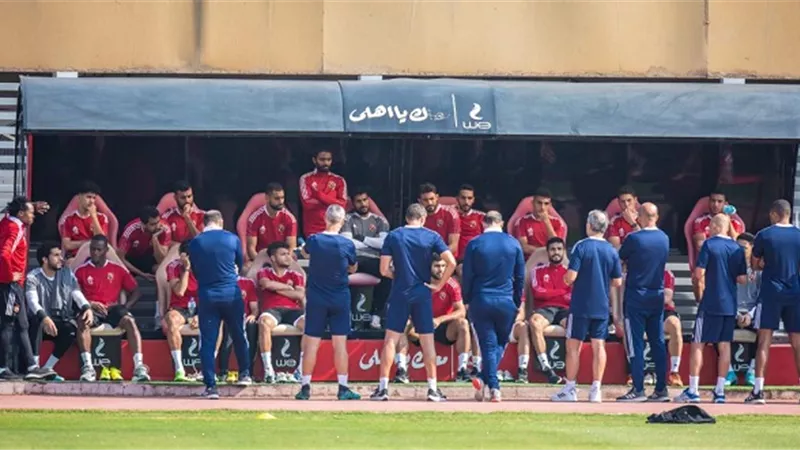 كولر يعقد محاضرة مع لاعبى الاهلى قبل المران الجماعى