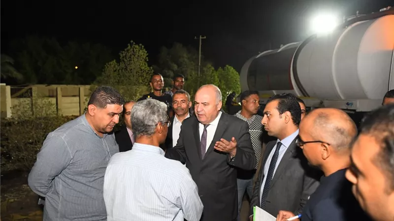 محافظ قنا يتابع أعمال إصلاح كسر خط الطرد الرئيسى بالصالحية