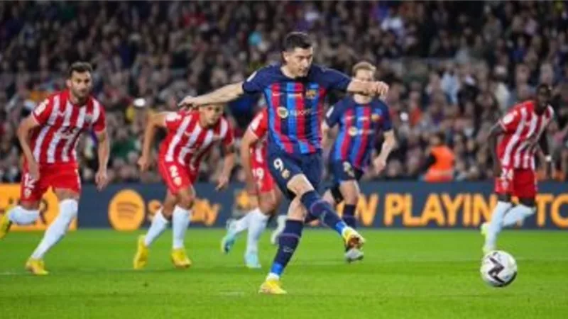 برشلونة ضد ألميريا .. الهتاف لـ بيكيه وليفاندوفسكي يهدر ضربة جزاء