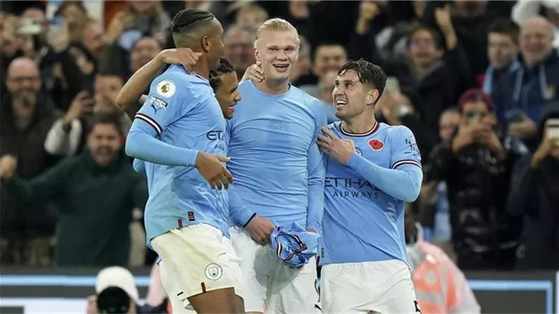 لاعب مانشستر سيتي : تركت هالاند يسدد ركلة الجزاء أمام فولهام