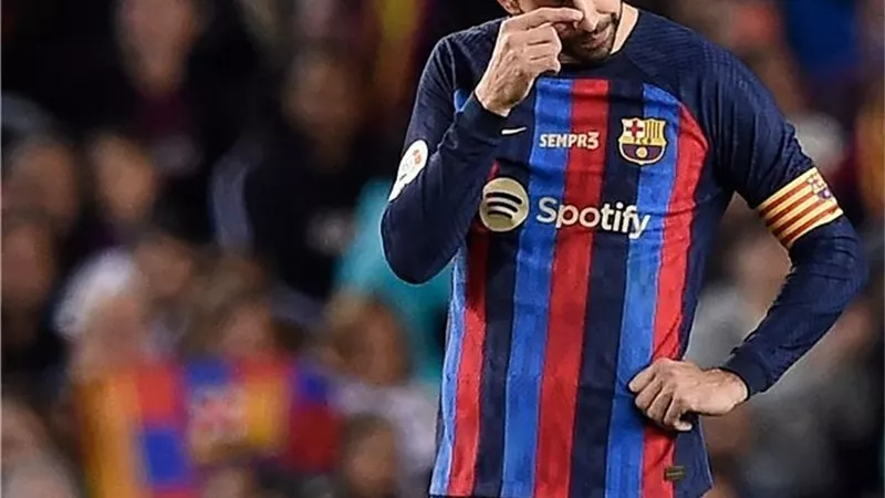 بيكيه يودع جماهير برشلونة فى كامب نو بالدموع