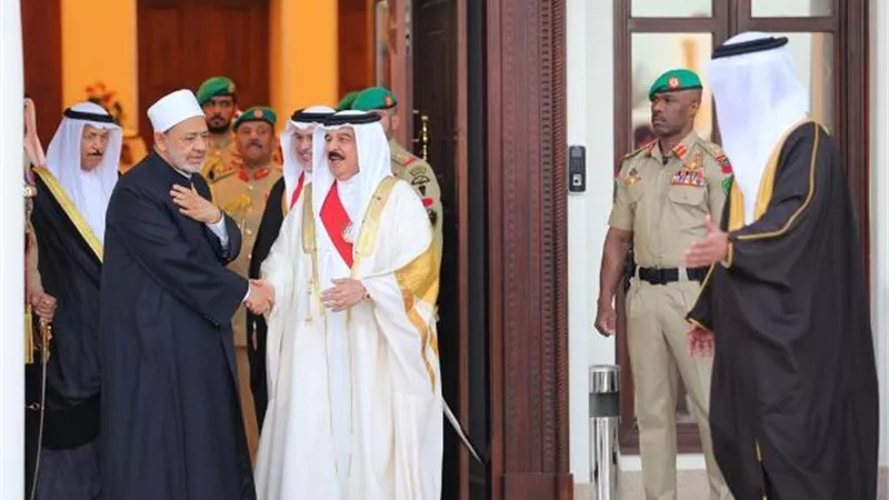 ملك البحرين يودِّع شيخ الأزهر بعد زيارة رسمية للمملكة استمرَّت عدة أ
