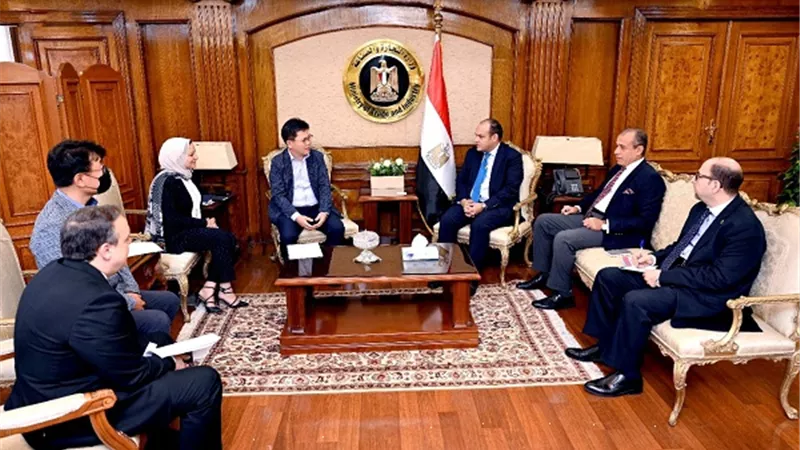 وزير التجارة والصناعة يبحث مع وفد سامسونج خطط التوسع بالسوق المصري