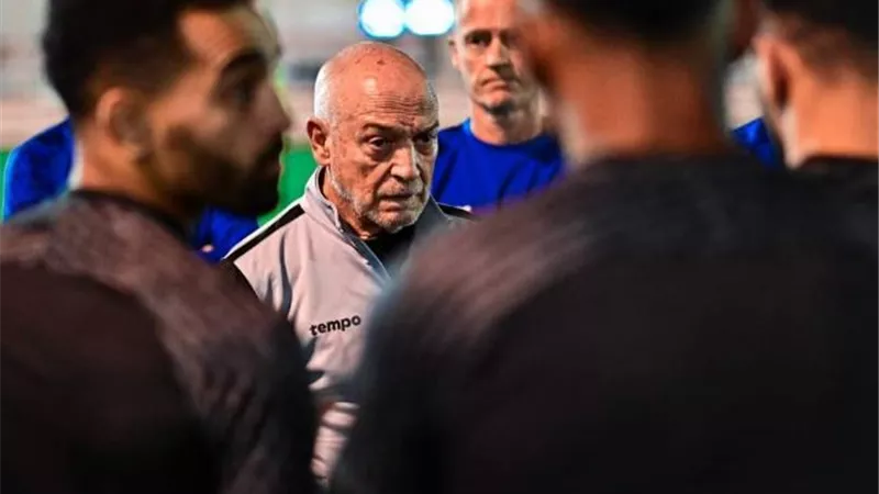 فيريرا يعقد جلسة هامة مع لاعبيه قبل انطلاق مران الزمالك