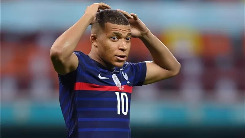 مبابي يثير القلق داخل منتخب فرنسا