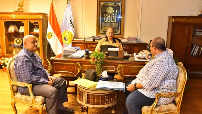 محافظ أسيوط يبحث الموقف التنفيذى لإنشاء الأسواق بقرى 