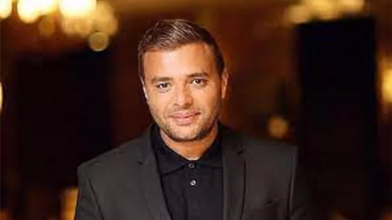 رامى صبرى يخطف الانظار داخل طائرة .. صور