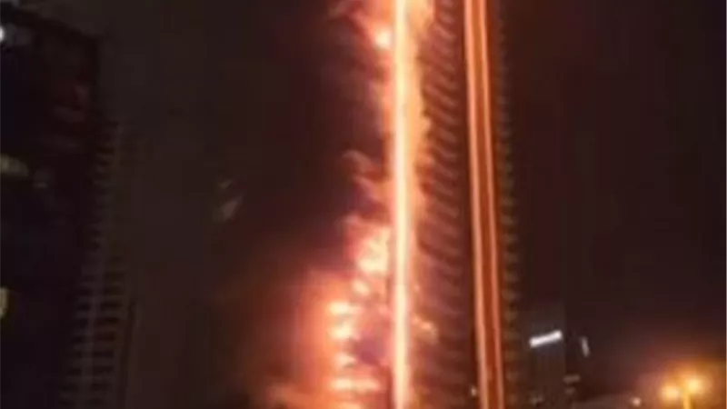 نشوب حريق في أطول مبنى بالقرب من برج خليفة.. فيديو