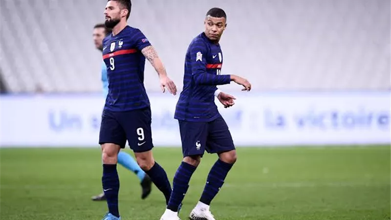 ديشامب يحسم الجدل حول استدعاء جيرو لقائمة فرنسا بالمونديال
