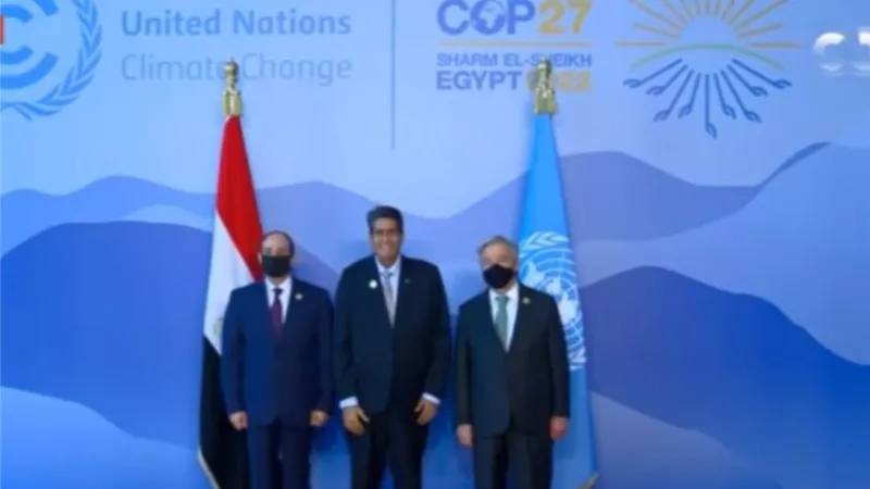 سيلفى يجمع رئيس جمهورية 