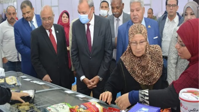 محافظ القليوبية يفتتح معرضي للسلع الغذائية بمدينتى بنها وشبرا الخيمة