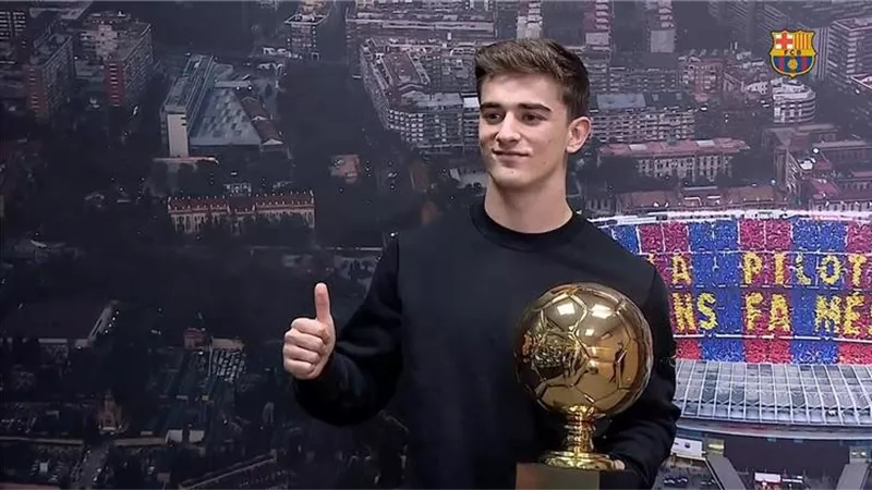 جافى يتسلم جائزة أفضل لاعب شاب فى العالم