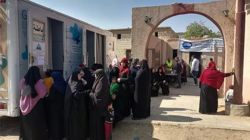 الكشف على ٧٢٥ حالة في قافلتين لمستقبل وطن بمركزي العدوة وبني مزار
