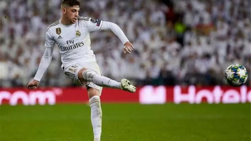 تسديدة نجم ريال مدريد تدخل شرقة منزل بجوار الاستاد.. فيديو