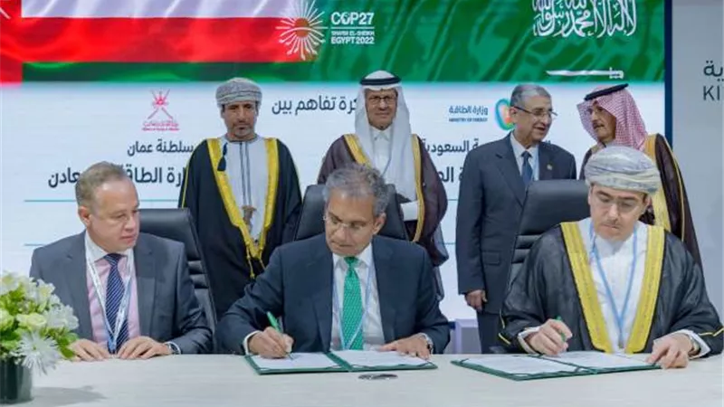 الاستثمار العماني يوقع مذكرة لبحث الاستثمار في مشروع محطة رياح بمصر