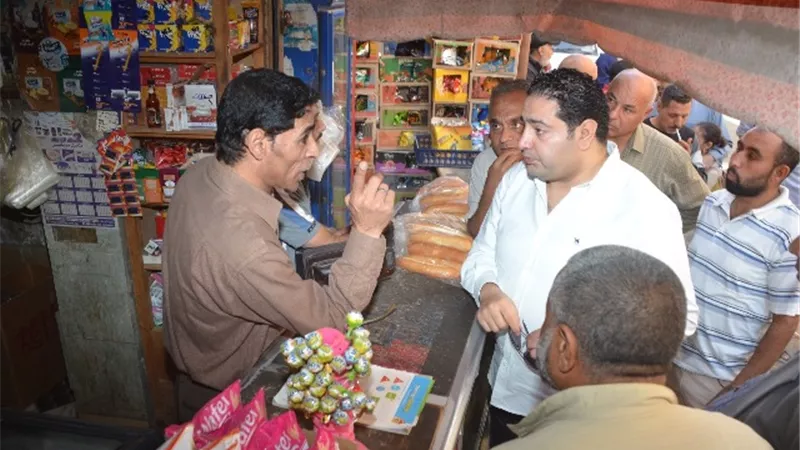 نائب محافظ بنى سويف يطمئن على توافر السلع بمركز ناصر