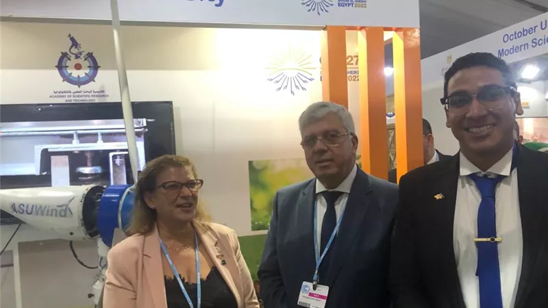 وزير التعليم العالي يتفقد معرض جامعة عين شمس بمؤتمر قمة المناخ
