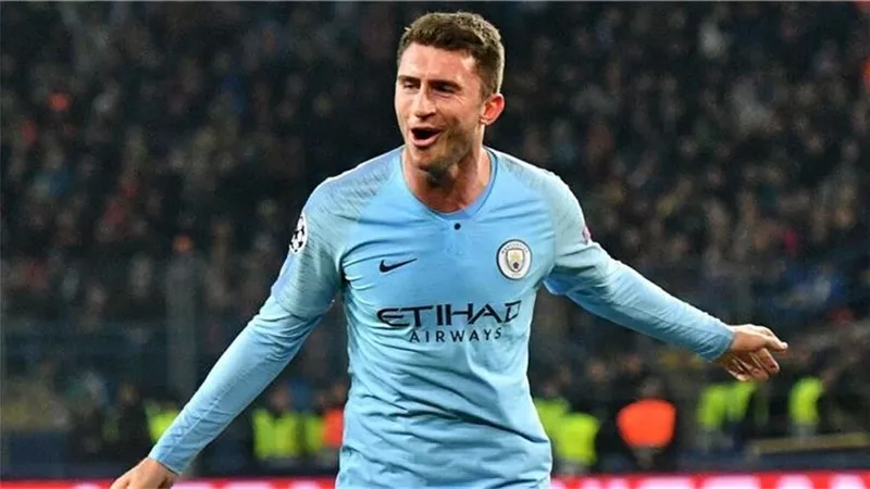 برشلونة يخطط للتعاقد مع مدافع مانشستر سيتي