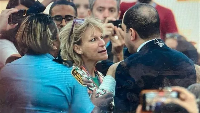 قال لها ديمقراطيتكم مغشوشة .. مسئولة أممية تهاجم مواطن مصرى بتهمة تعبيره عن رأيه