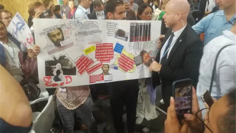 تضمنت تغريداته المحرضة على قتل الضباط .. منظمو مؤتمر سناء سيف مزقوا لافتات النشطاء ضد علاء عبد الفتاح
