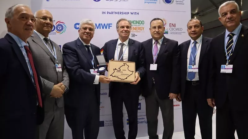 رئيس جامعة بني سويف يشهد افتتاح معرض 