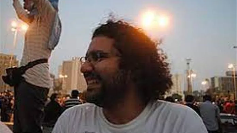 شاهد.. الوجه الحقيقى لعلاء عبد الفتاح ..يحرض على قتل المصريين..وغضب بين رواد السوشيال ميديا