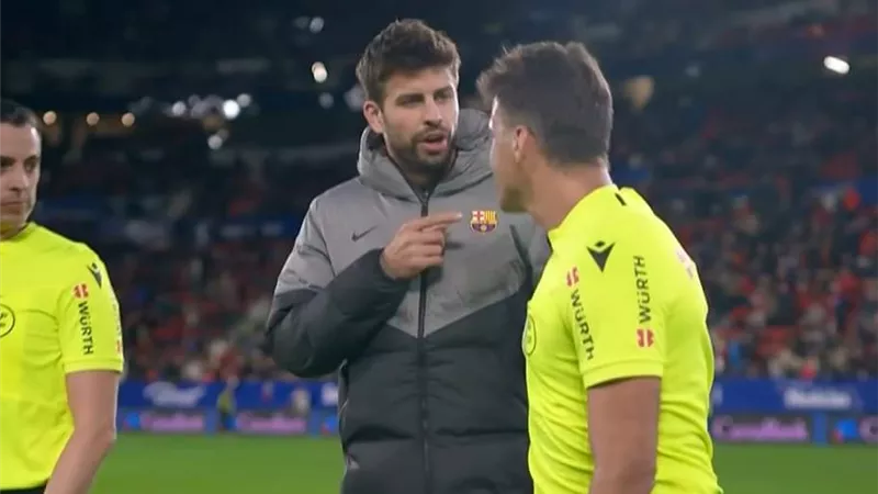 سبب طرد بيكيه في مباراة برشلونة وأوساسونا