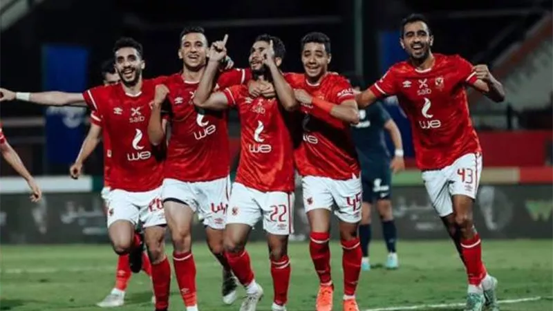 نجم الأهلي يفاضل بين 4 عروض للرحيل في يناير