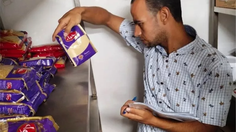 محافظ أسوان يوجه بمواصلة الحملات التفتيشية على المنتجات الغذائية