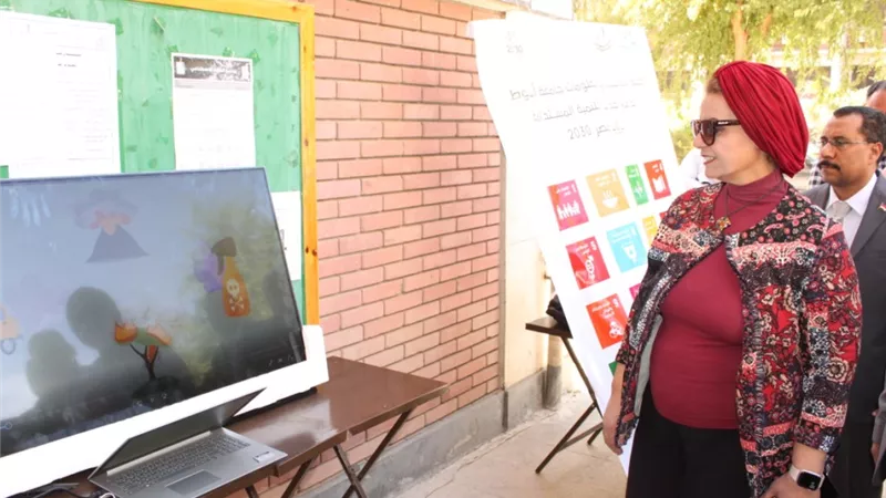 نائب رئيس الجامعة في زيارة لمعرض مشاريع التخرج والمشروعات البحثية