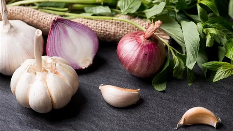 تعرف على طرق التخلص من نفس برائحة الثوم والبصل