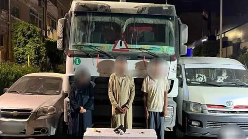 ضبط 3 أشخاص بينهم سيدة بالقاهرة سرقوا سيارة نقل من قائدها بالإكراه