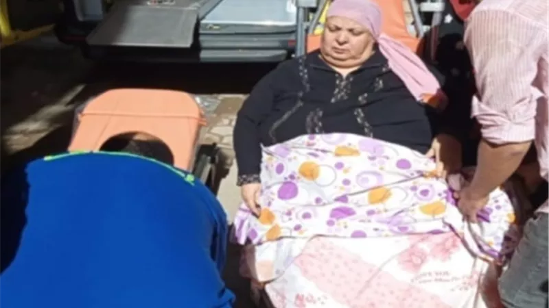 أمن القاهرة يساعد سيدة مريضة وينقلها للمستشفى