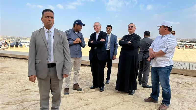 رئيس وزراء الفاتيكان يزور منطقة أهرامات الجيزة