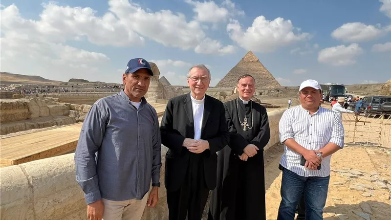 رئيس وزراء الفاتيكان يزور منطقة أهرامات الجيزة
