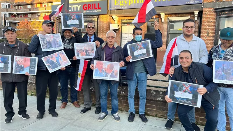 مصريون ينظمون وقفةتضامناً مع النائب عمرو درويش في لونج فيلد وسط لندن