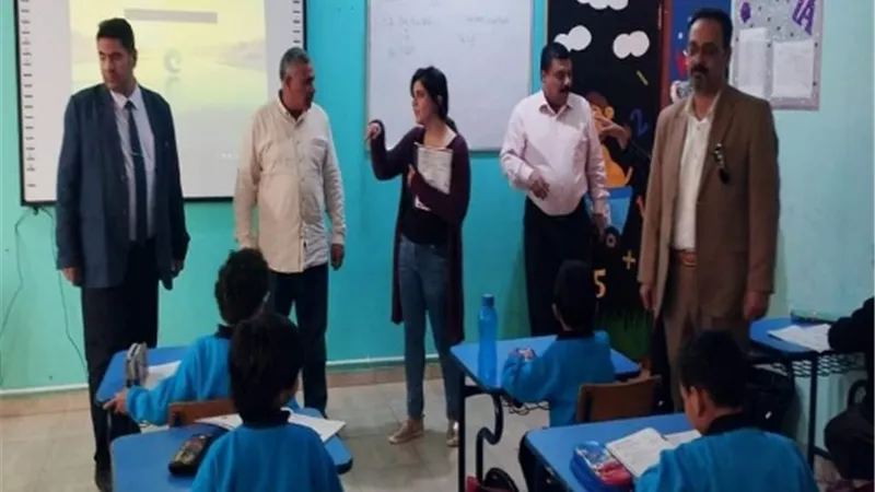 مدير ووكيل تعليم العبور يتابعان سير العملية التعليمية بمدارس الإدارة