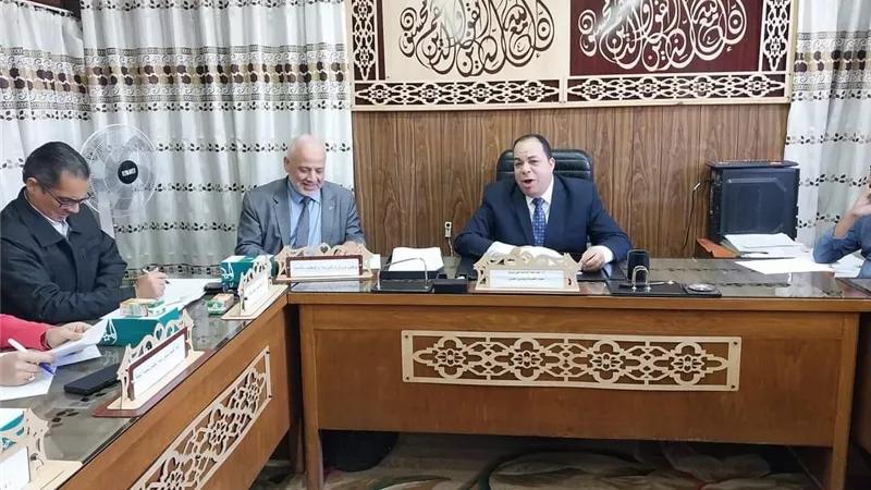 عميد تربية المنيا يؤكد أهمية العمل باللوائح القانونية وعدم تجاوزها