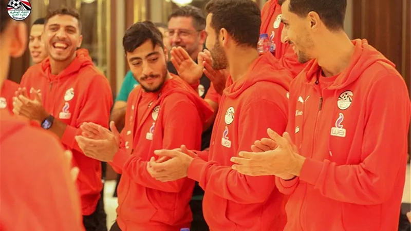 منتخب مصر يحتفل بعيد ميلاد أكرم توفيق