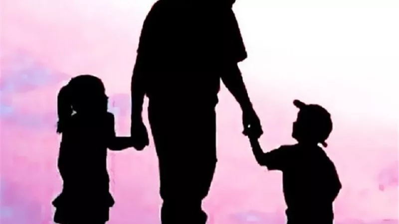 الاب الذى يرعى وليده اذا توفت زوجته هل بذلك يكفل يتيم