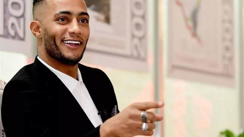 محمد رمضان على استاند حلوى .. فيديو