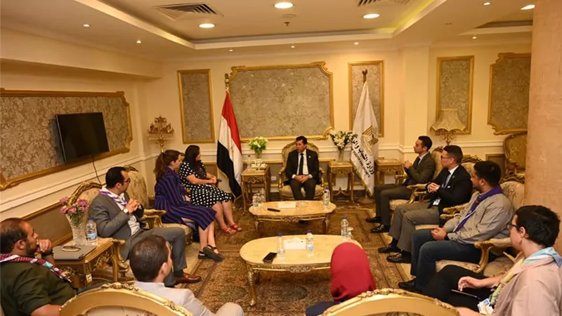 وزير الرياضة يلتقي مديرة الشراكات بالمنظمة العالمية للحركة الكشفية